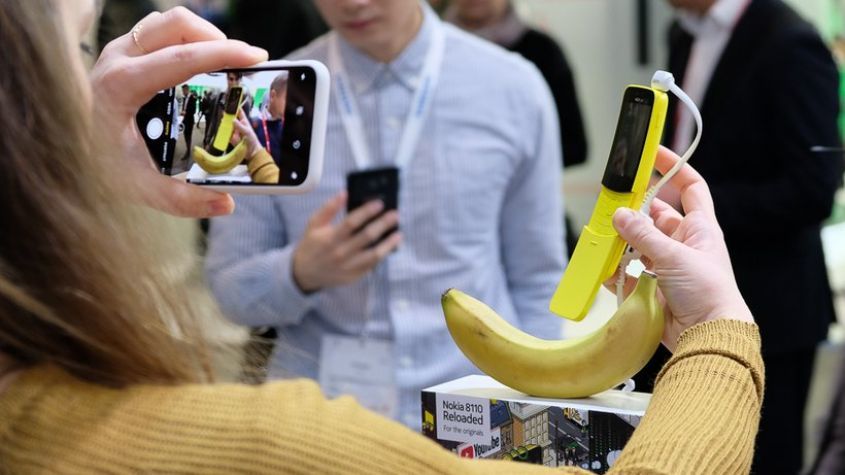 Привет от Нео! Представлен обновленный бананофон Nokia 8110!