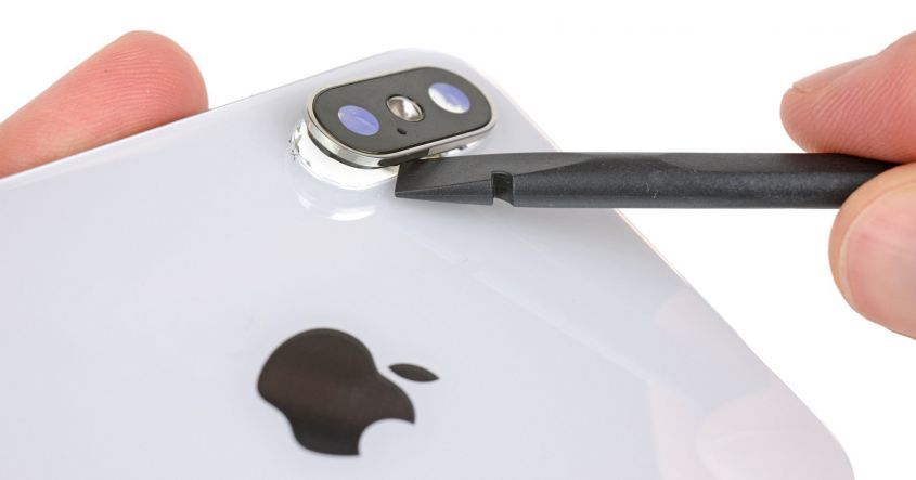 Пользователи iPhone X массово жалуются на загадочные трещины на камере!
