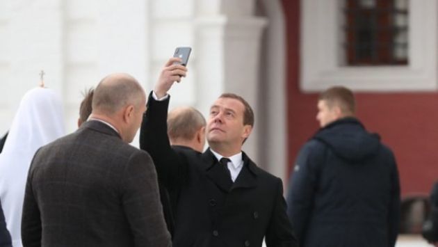 Дмитрий Медведев стал обладателем iPhone X